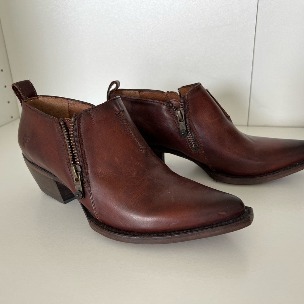 Frye Sacha Moto Soothie - in Brown size 6.5M. NEW, never been worn with box.